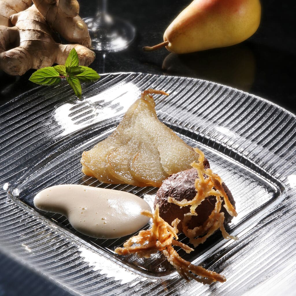 Dessertteller mit karamellisierter Birne, Schokoladentrüffel, Ingwer und Vanillesauce, modern angerichtet