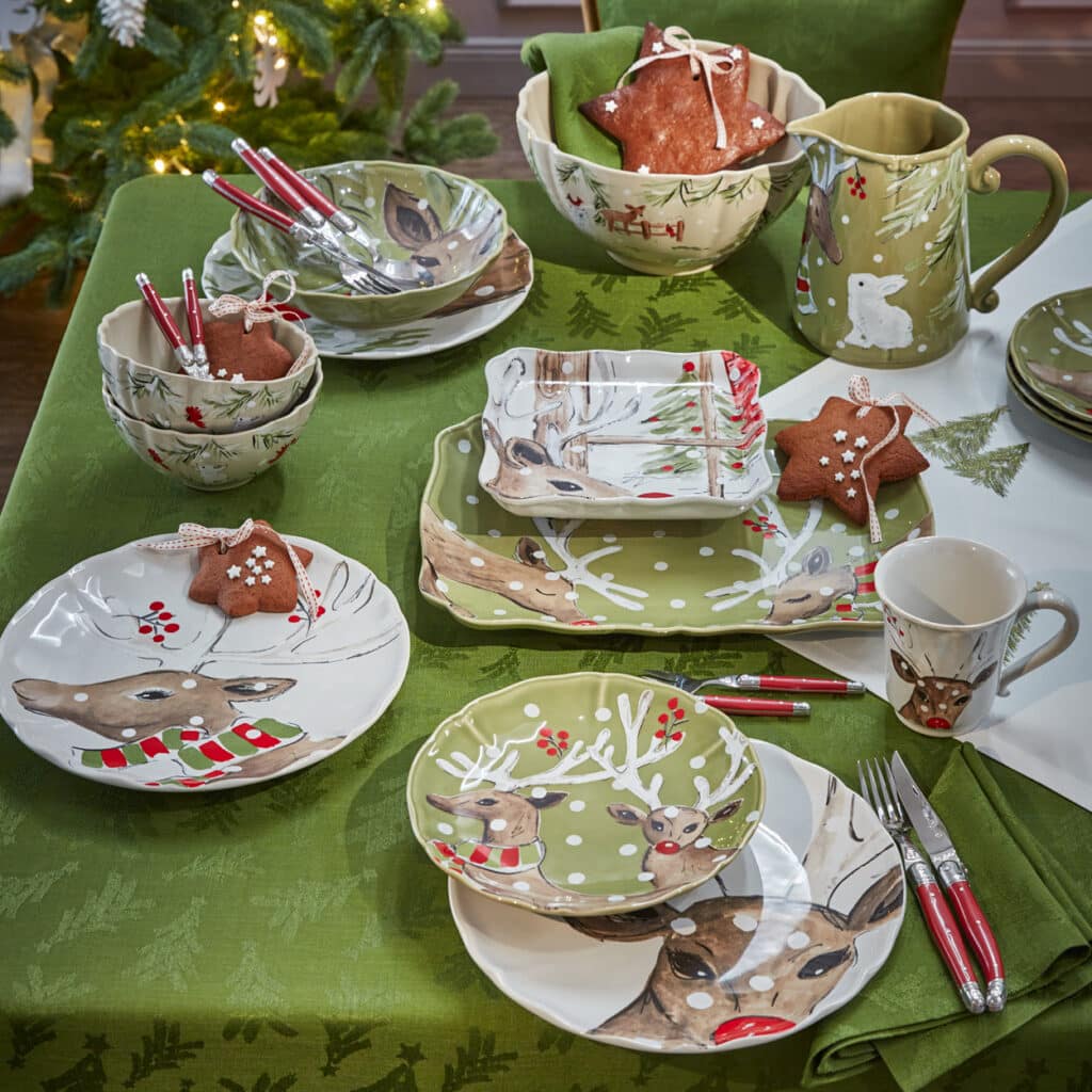 Buntes Weihnachtsgeschirr mit Rentiermotiven, serviert mit Lebkuchenplätzchen