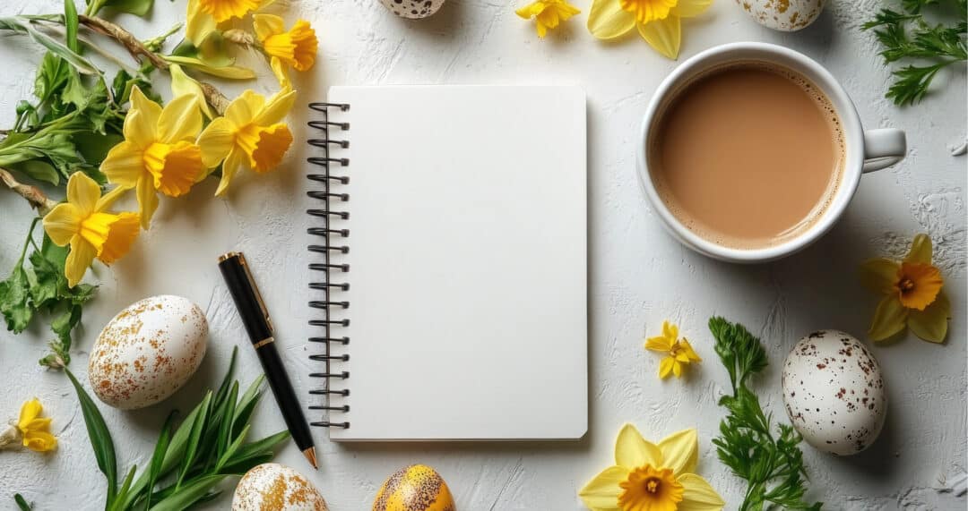 Notizbuch mit Stift, Ostereiern und Narzissen auf hellem Untergrund &ndash; Osterplanung