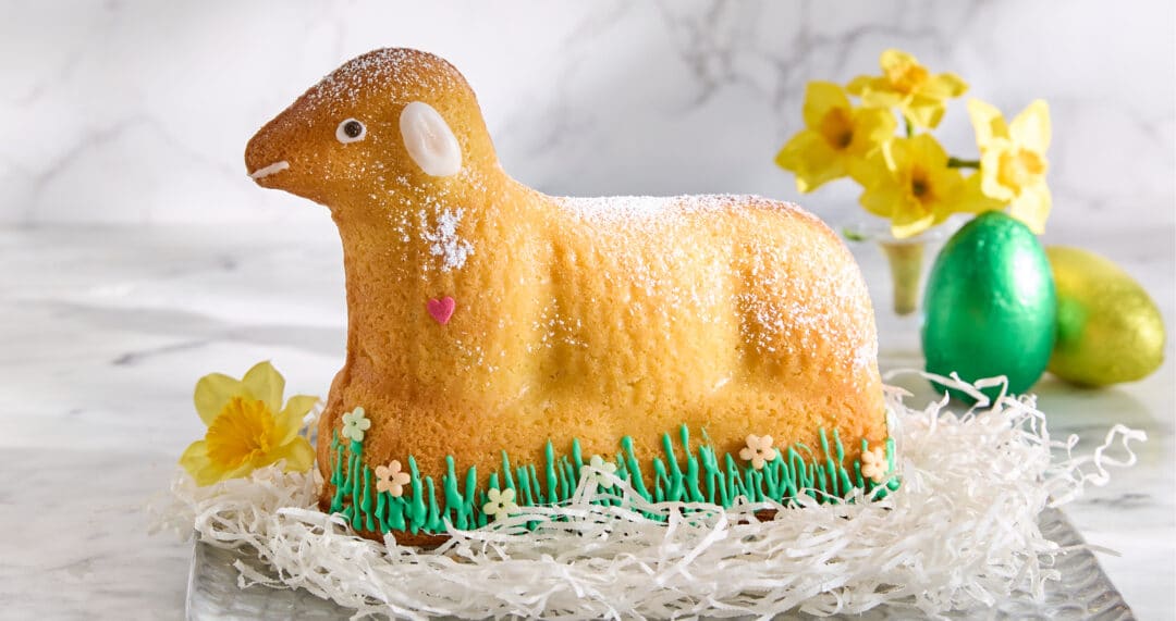 Veganes Osterlamm aus R&uuml;hrteig, dekoriert mit Zuckerdekor und Fr&uuml;hlingsmotiven