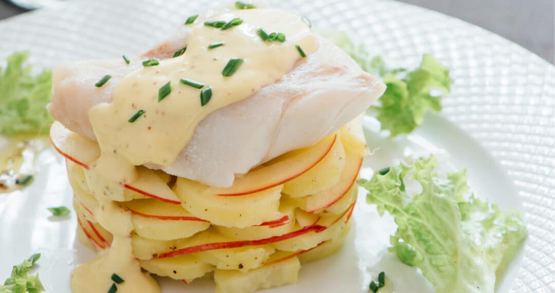 Kabeljaufilet auf Kartoffel-Apfel-Salat mit Vanillesauce und Schnittlauch