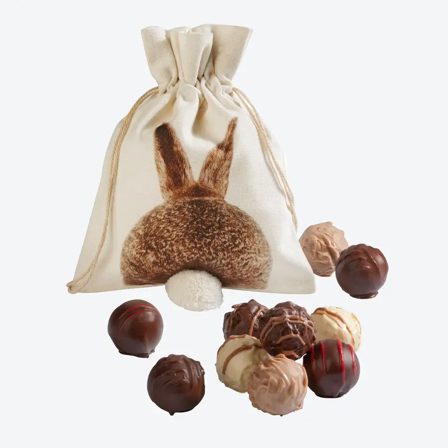 Osterhasen-Stoffbeutel mit Tr&uuml;ffelpralinen als genussvolle Geschenkidee zu Ostern